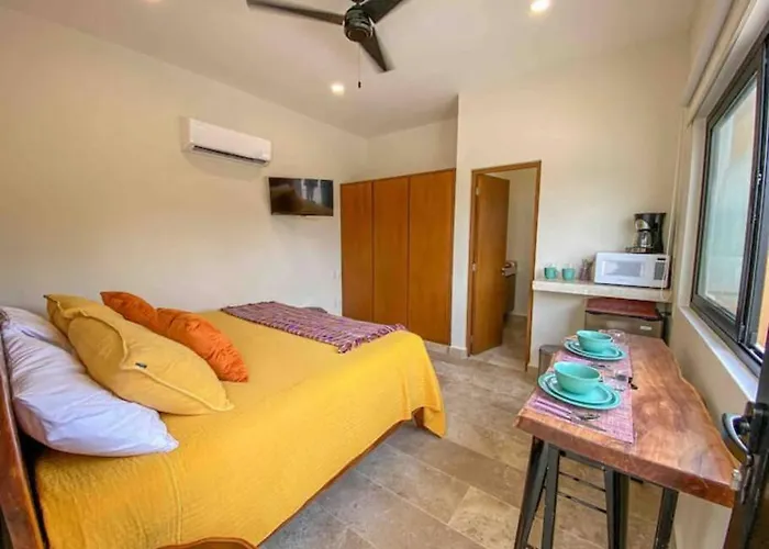 Exclusive Building Infinity Pool And Gym Restaurants And Bar District Nearby