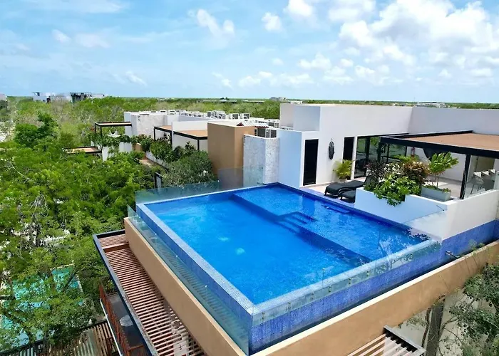 Exclusive Building Infinity Pool And Gym Restaurants And Bar District Nearby Tulum
